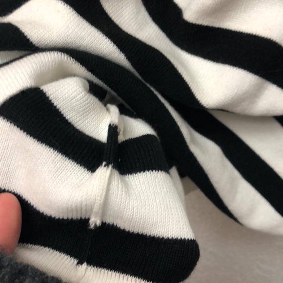 Black and white striped sleeveless sweater - Picture 5 of 5